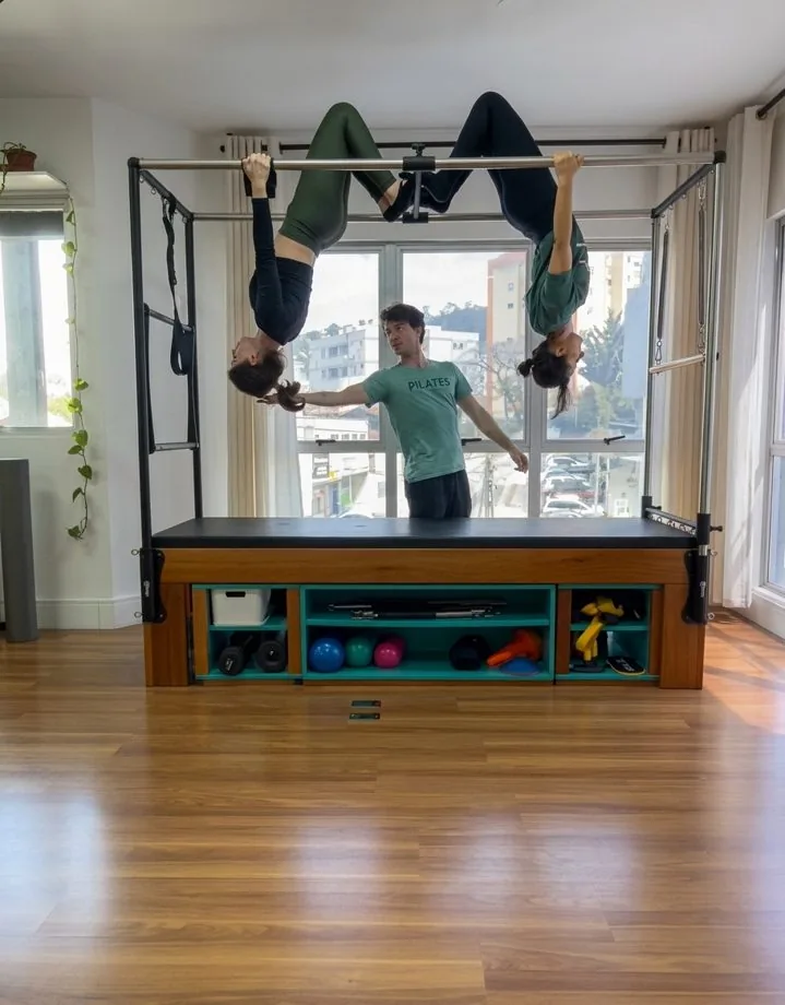 Alunas treinando no cadillac, com a orientação do professor, no LE Pilates Studio
